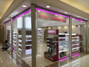 ตู้โชว์สินค้า ทำจากอะคริลิคใส เพื่อเพิ่มความสวยงามให้แก่สินค้า